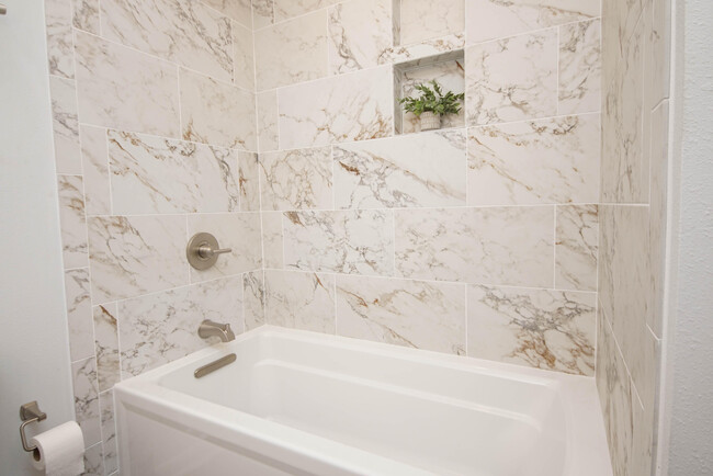 Building Photo - 596 L'Ombre Ct NE