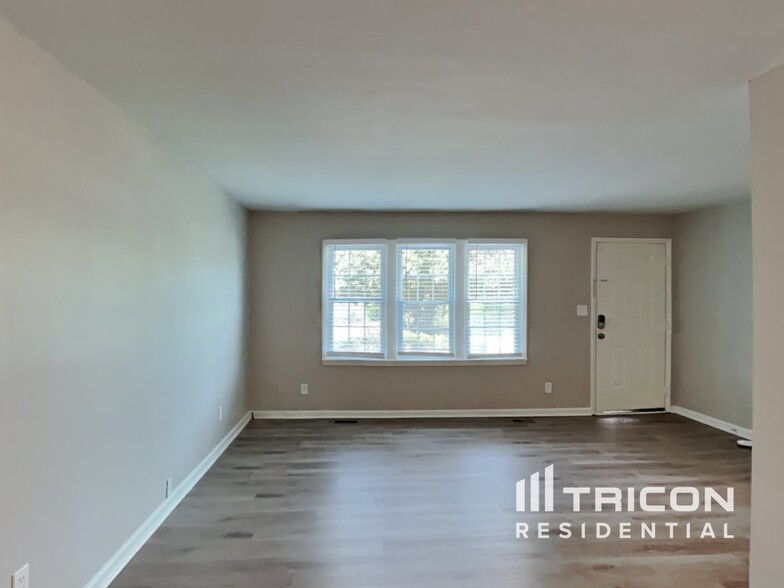 Building Photo - 3004 Slippery Elm Dr