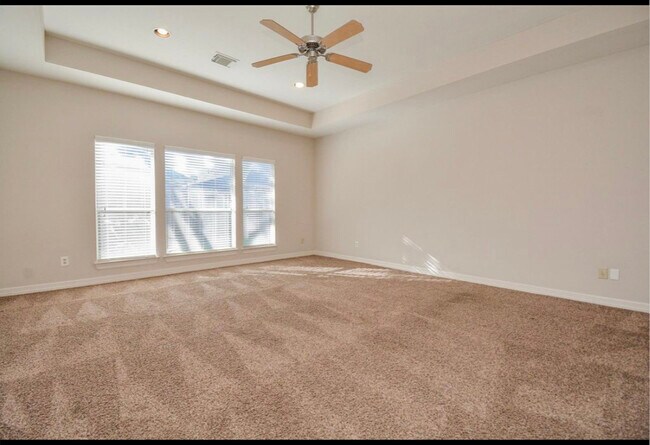 Building Photo - 4034 Glen Cove Dr