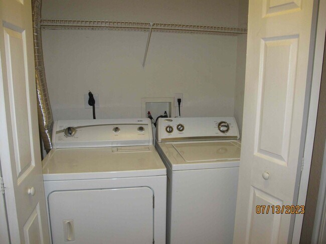 Building Photo - Beautiful Condo in the heart of Downtown O...