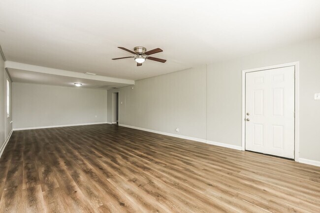 Building Photo - 3 BR/2BA | Newly Renovated Single Family Home | Large Covered Back Patio| In Valrico!