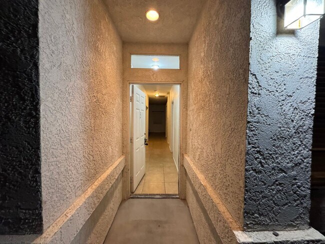 Building Photo - 2834