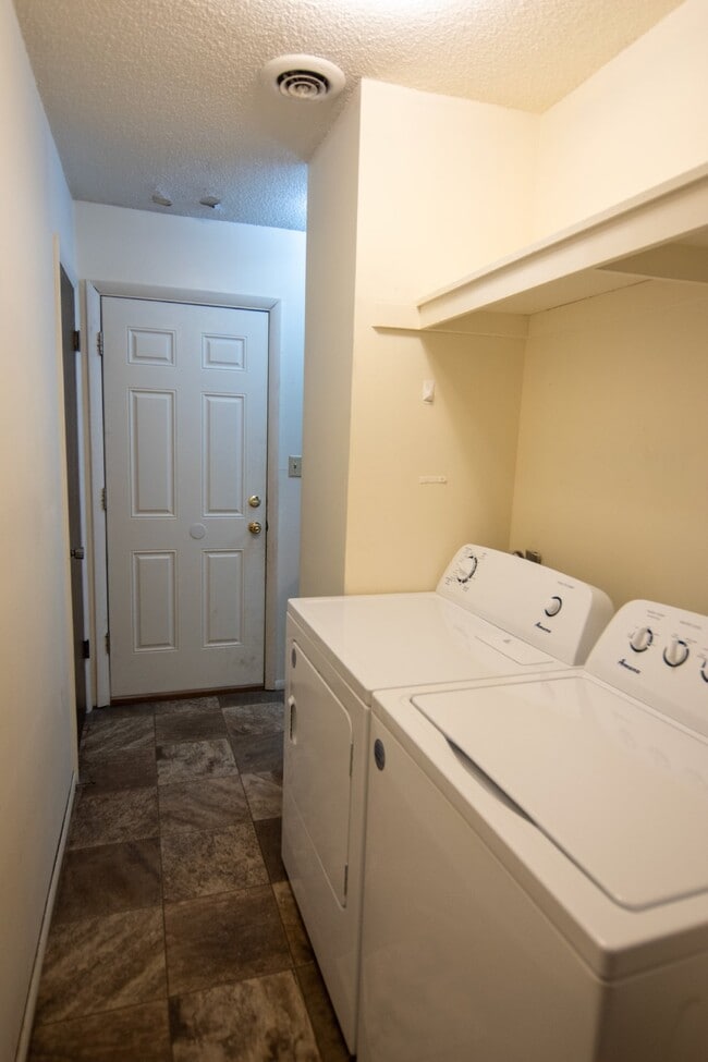 Building Photo - Cozy 1-Bedroom Multiplex Apartment in Coffeyville, KS with Modern Amenities!