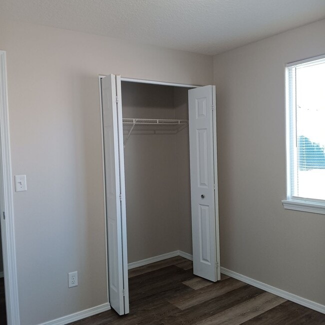 Building Photo - Relax and Enjoy Your Next Home in Monouth!