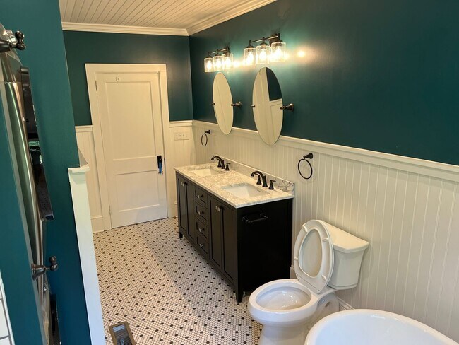 Building Photo - "Character Revived" Etowah Home and Guest House