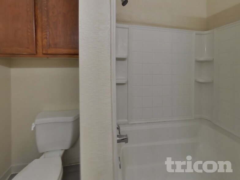 Building Photo - 1380 University Terrace