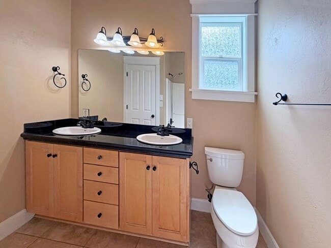 Building Photo - 520 Honeysuckle Ln