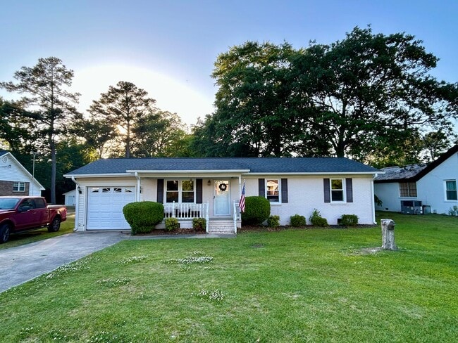 Building Photo - WELCOME HOME! 3 BR | 2.5 BA Ranch w/ Garag...