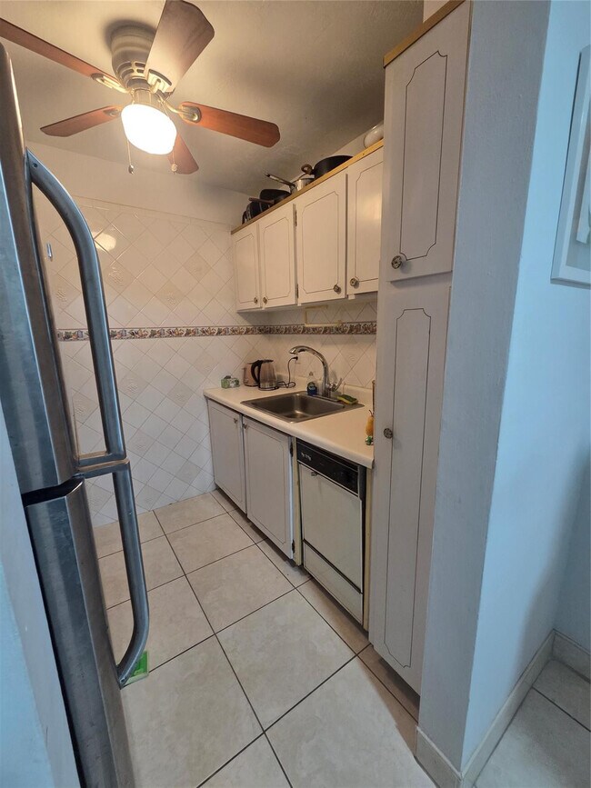 Building Photo - 2000 NE 51st Ct