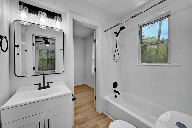 Building Photo - 8 bed 5 Bath house in center of West campus Pre Lease Aug 2026