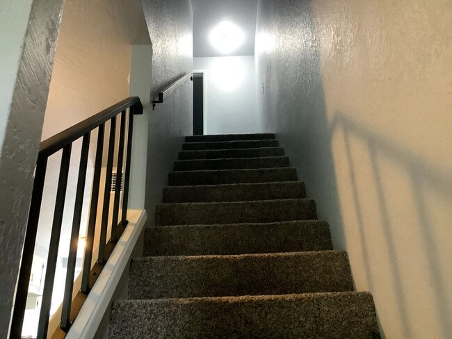 Building Photo - 2-Bedroom 1 1/2 bathroom townhouse in Springfield