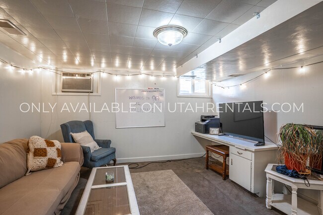 Building Photo - 547 E 400 N
