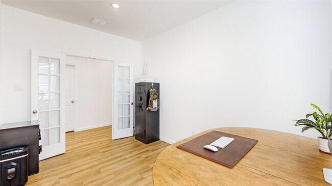 Building Photo - 711 Hooks Trl