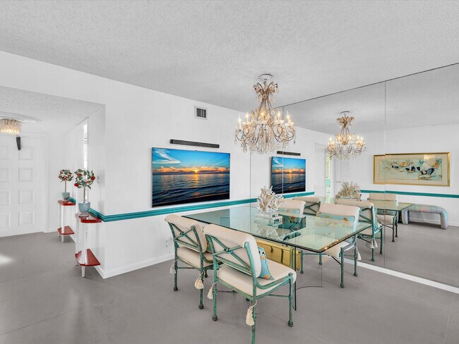 Building Photo - 1537 E Hillsboro Blvd