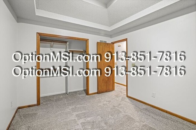 Building Photo - Spacious townhouse