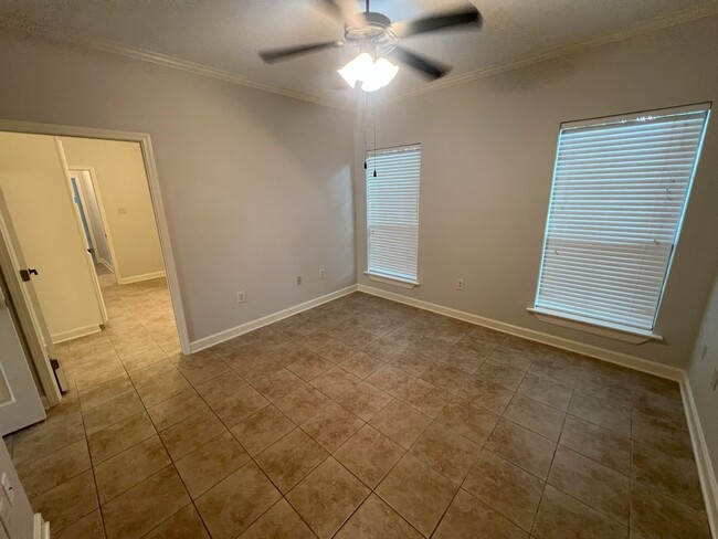 Building Photo - 2 bedroom, 1 bathroom home located in Gree...