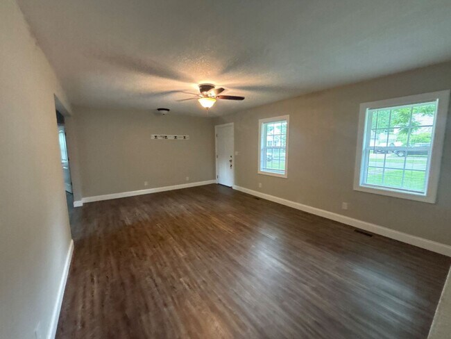 Building Photo - Cute, cottage in a prime location off of Oakland Ave, near Downtown and ETSU, 2 bed/1 bath for $1...