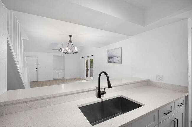 Building Photo - Well-maintained,2 bed 2 bath two-story condo located in Fort Myers