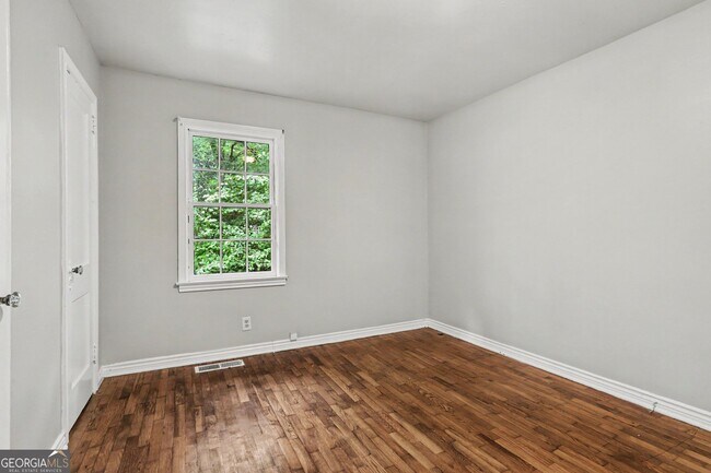 Building Photo - 3743 Poplar Dr