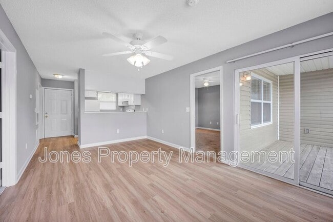 Building Photo - 301 Country Club Dr NE