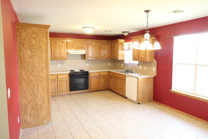 Building Photo - 620 Eastview Dr