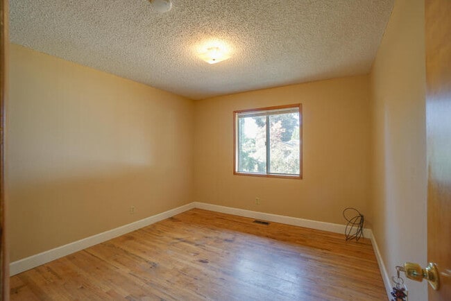 Building Photo - FOUR BEDROOM SPLIT LEVEL IN SALMON CREEK