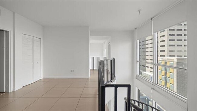 Building Photo - 300 S Biscayne Blvd