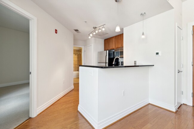 Building Photo - Available Now! // 1 Bedroom 1 Bathroom // ...