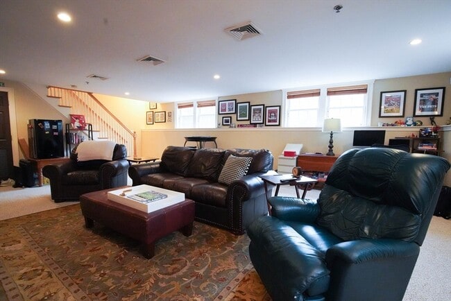 Building Photo - 95 Dix St