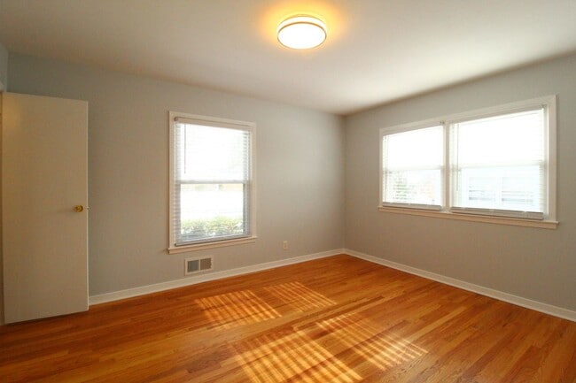 Building Photo - February FREE On This 3 Bedroom 2.5 Bath Home In Overland Park