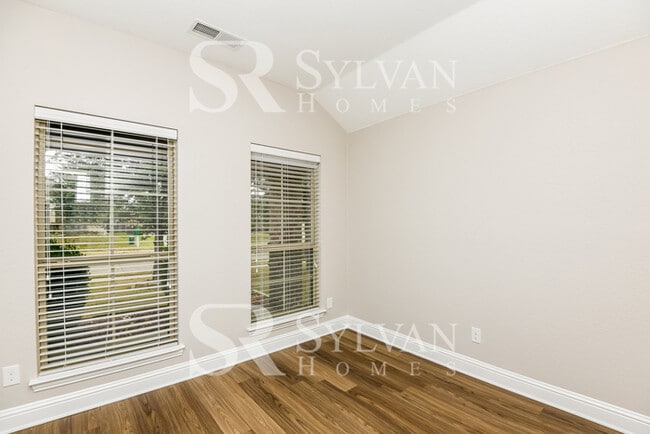 Building Photo - Prepare to be impressed by this 4bedroom, 2.5 bathroom home