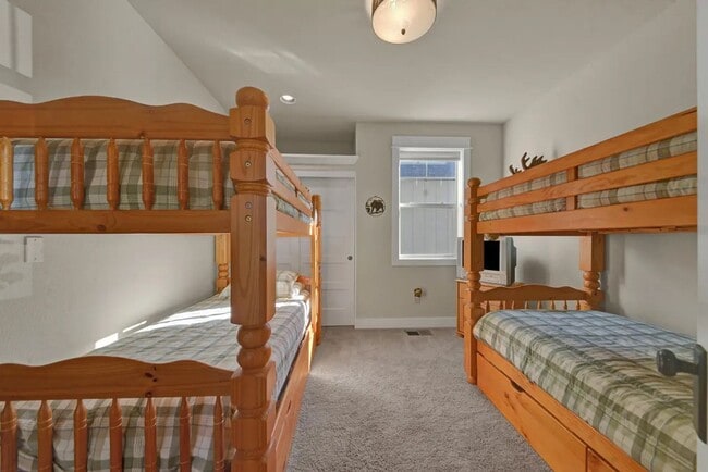 Building Photo - Eagle Crest Bunkhouse, utilities paid