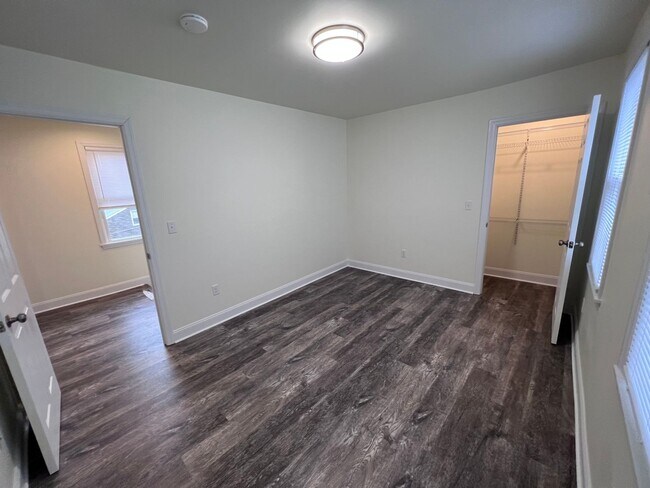 Building Photo - Updated 5BR 3bath house with off street parking!