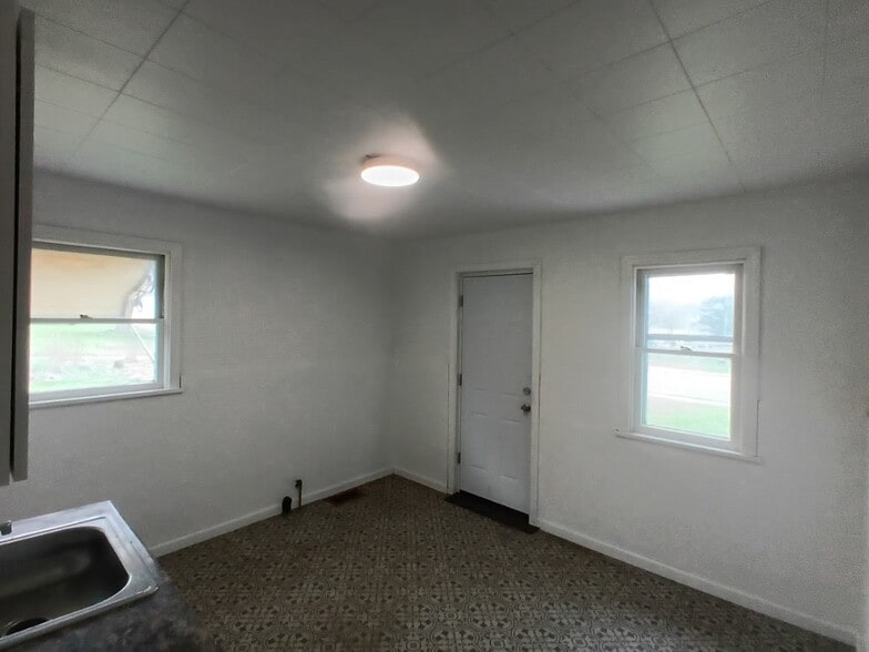 Living - 1005 Hamilton Ave