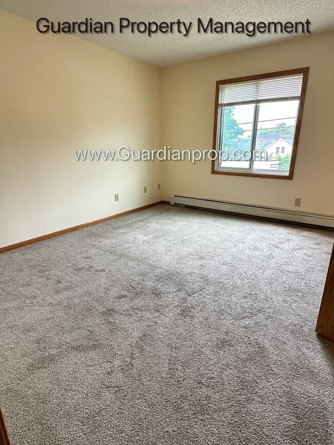 Building Photo - Longfellow Top Floor Apartment, Blocks Fro...