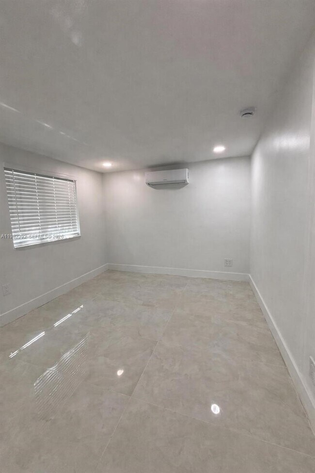 Building Photo - 916 NE 2nd St