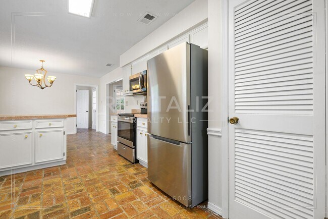 Building Photo - Spacious 4BR/2.5BA West Mobile Home – Room to Grow in a Convenient Location!