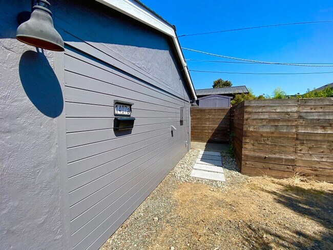 Building Photo - 1407 Vale Ave