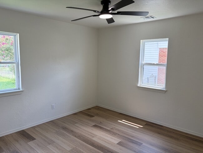 Building Photo - 411 E Showalter Dr