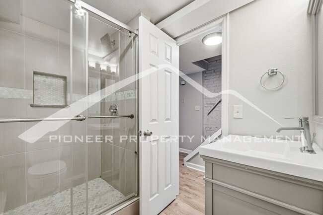 Building Photo - Charming Townhouse with Central AC and Great Location!