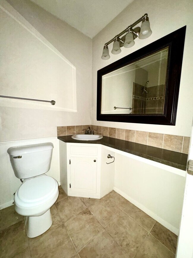 Building Photo - 4810 NW Hoover- AVAILABLE NOW!