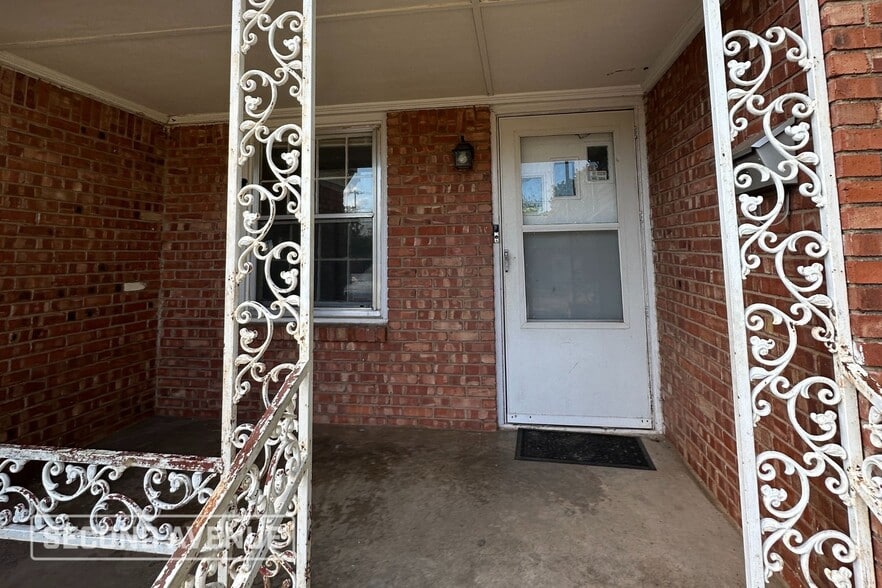 Building Photo - 1565 SW 43rd St