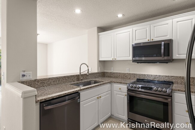 Building Photo - Charming 3 BD* 2.5 BA* Single Family Home ...
