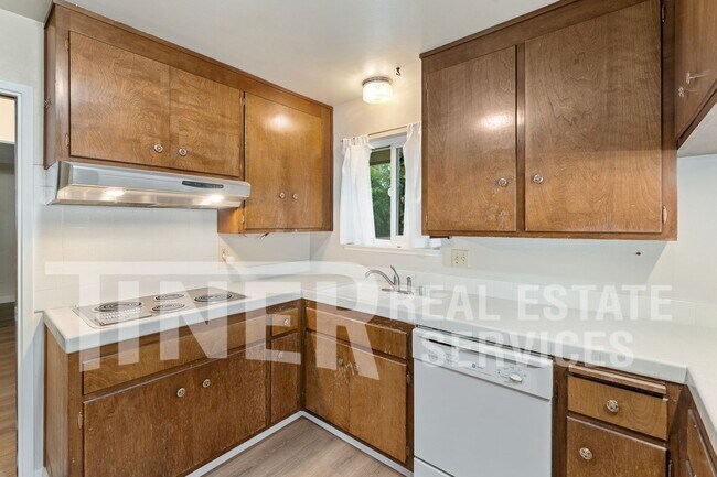 Building Photo - 2267 La Grama Dr