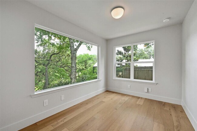 Building Photo - 1305 Kenwood Ave
