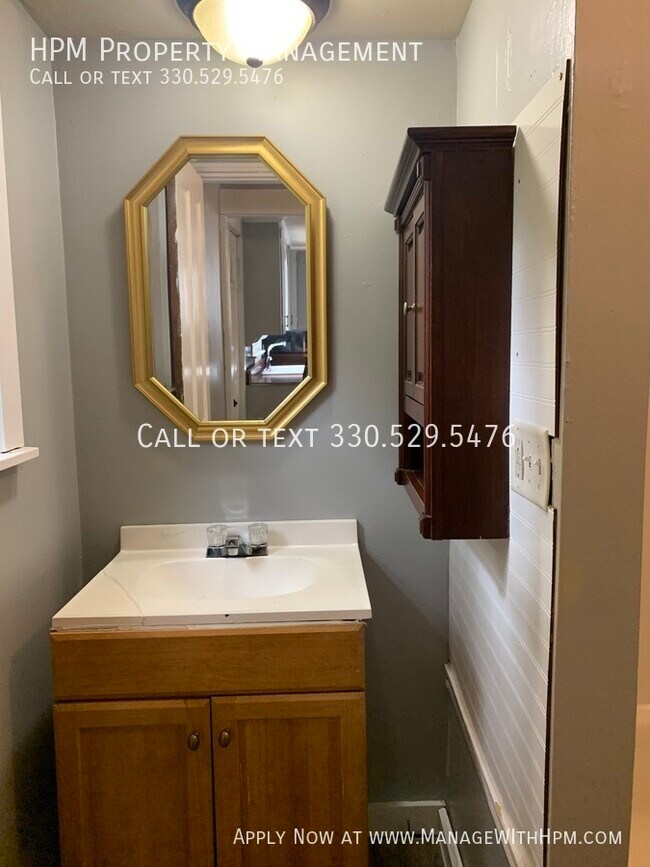 Building Photo - 111 Maple Ave SE