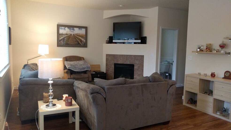 Great room - 325 NW 209th Ave