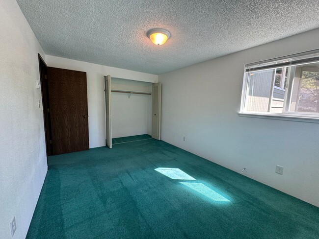 Building Photo - 2 Bedroom Upstairs apartment For Rent Loca...