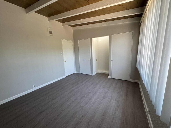 Building Photo - 1 Bedroom with private yard
