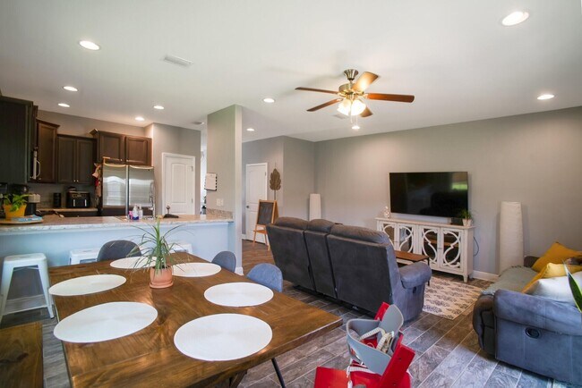 Building Photo - 141 Iron Horse Dr W